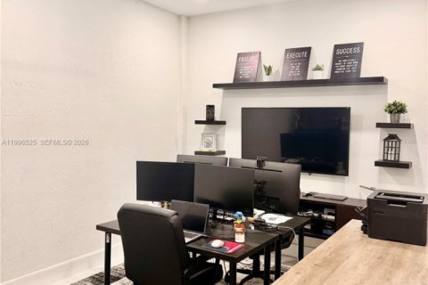 Touwnhouse à vendre à Miami, Floride: 3 chambres, 142.14 m2 № 2058442 - photo 8