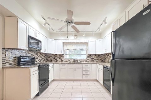 House in Plantation, Florida 3 bedrooms, 209.22 sq.m. № 2041866 - photo 17