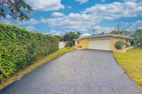 House in Plantation, Florida 3 bedrooms, 209.22 sq.m. № 2041866 - photo 7