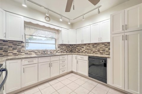 House in Plantation, Florida 3 bedrooms, 209.22 sq.m. № 2041866 - photo 15