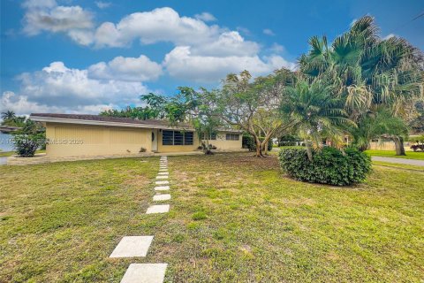 House in Plantation, Florida 3 bedrooms, 209.22 sq.m. № 2041866 - photo 6