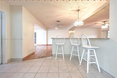 House in Plantation, Florida 3 bedrooms, 209.22 sq.m. № 2041866 - photo 21