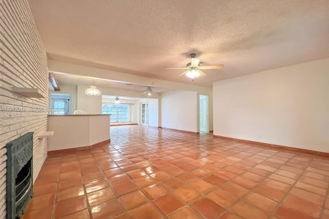 House in Plantation, Florida 3 bedrooms, 209.22 sq.m. № 2041866 - photo 11