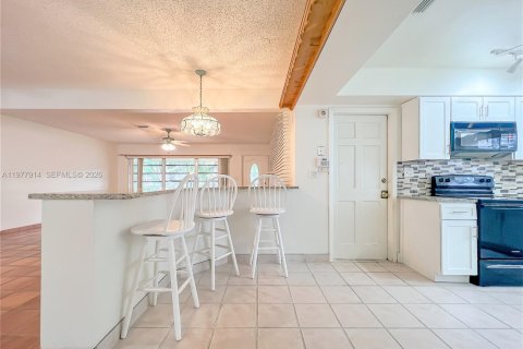 House in Plantation, Florida 3 bedrooms, 209.22 sq.m. № 2041866 - photo 14