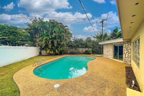 House in Plantation, Florida 3 bedrooms, 209.22 sq.m. № 2041866 - photo 4