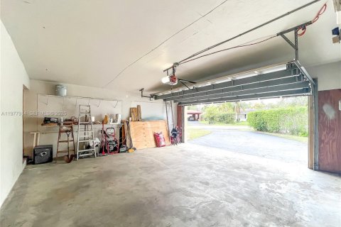 House in Plantation, Florida 3 bedrooms, 209.22 sq.m. № 2041866 - photo 20