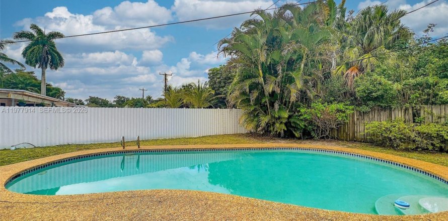 House in Plantation, Florida 3 bedrooms, 209.22 sq.m. № 2041866