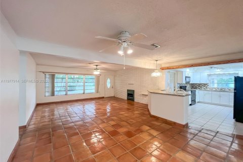 House in Plantation, Florida 3 bedrooms, 209.22 sq.m. № 2041866 - photo 10