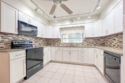 House in Plantation, Florida 3 bedrooms, 209.22 sq.m. № 2041866 - photo 16