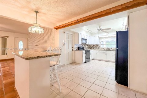 House in Plantation, Florida 3 bedrooms, 209.22 sq.m. № 2041866 - photo 19