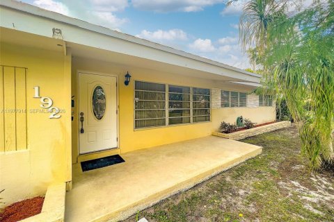 House in Plantation, Florida 3 bedrooms, 209.22 sq.m. № 2041866 - photo 9