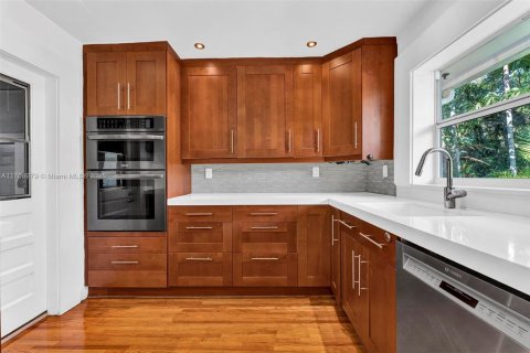 House in Coral Gables, Florida 3 bedrooms, 159.79 sq.m. № 1462115 - photo 13