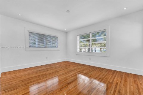 House in Coral Gables, Florida 3 bedrooms, 159.79 sq.m. № 1462115 - photo 4