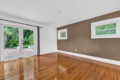 House in Coral Gables, Florida 3 bedrooms, 159.79 sq.m. № 1462115 - photo 24