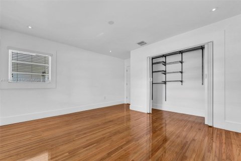 House in Coral Gables, Florida 3 bedrooms, 159.79 sq.m. № 1462115 - photo 7