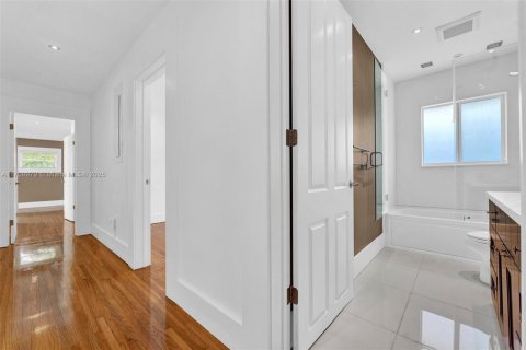 House in Coral Gables, Florida 3 bedrooms, 159.79 sq.m. № 1462115 - photo 30