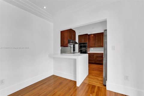 House in Coral Gables, Florida 3 bedrooms, 159.79 sq.m. № 1462115 - photo 16