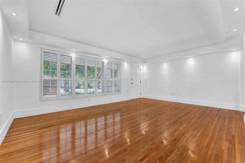 House in Coral Gables, Florida 3 bedrooms, 159.79 sq.m. № 1462115 - photo 20