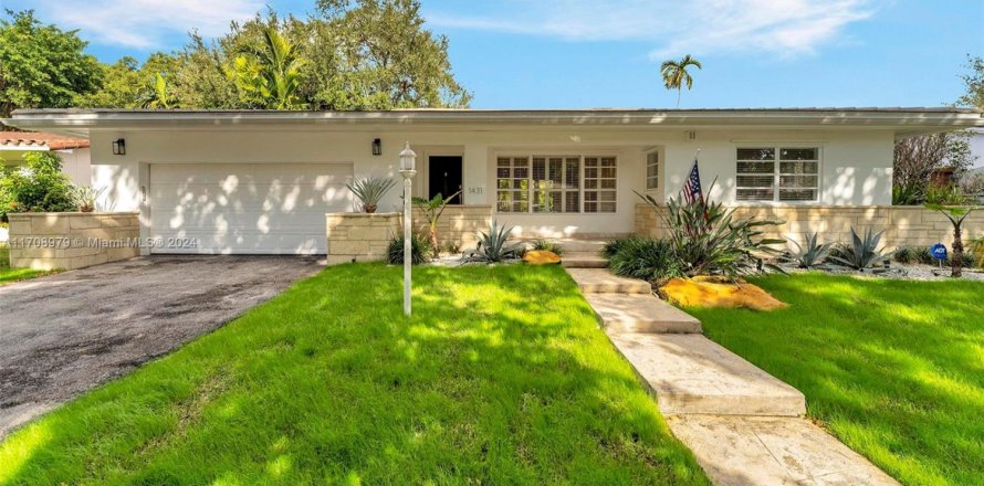 House in Coral Gables, Florida 3 bedrooms, 159.79 sq.m. № 1462115