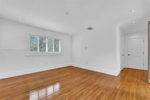 House in Coral Gables, Florida 3 bedrooms, 159.79 sq.m. № 1462115 - photo 26