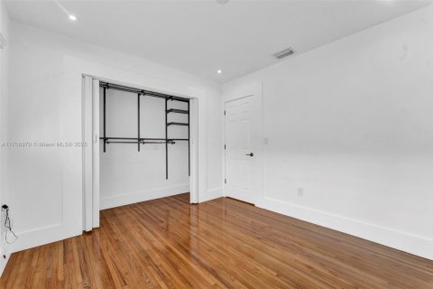 House in Coral Gables, Florida 3 bedrooms, 159.79 sq.m. № 1462115 - photo 6
