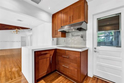 House in Coral Gables, Florida 3 bedrooms, 159.79 sq.m. № 1462115 - photo 15