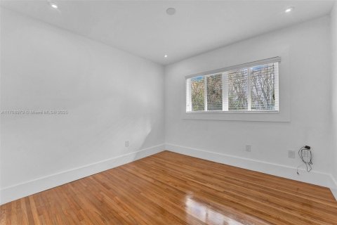 House in Coral Gables, Florida 3 bedrooms, 159.79 sq.m. № 1462115 - photo 2