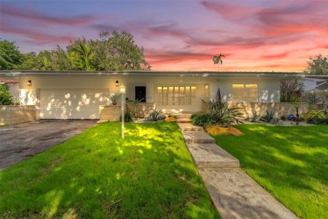 House in Coral Gables, Florida 3 bedrooms, 159.79 sq.m. № 1462115 - photo 11