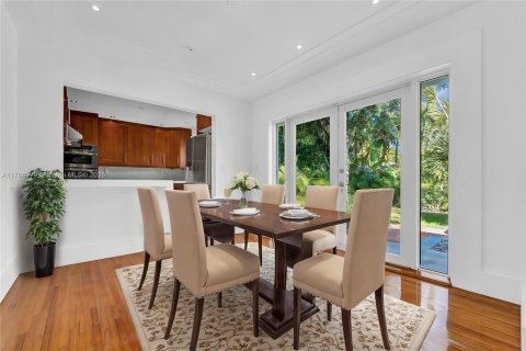 House in Coral Gables, Florida 3 bedrooms, 159.79 sq.m. № 1462115 - photo 18