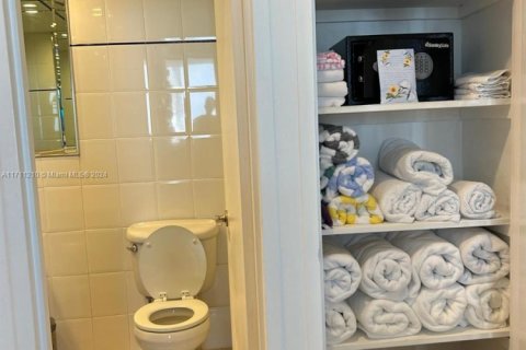 Снять в аренду кондоминиум в Майами-Бич, Флорида 2 спальни, 139.35м2, № 1958532 - фото 18
