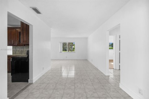 Снять в аренду виллу или дом в Окленд-Парк, Флорида 3 спальни, 139.35м2, № 1985781 - фото 10