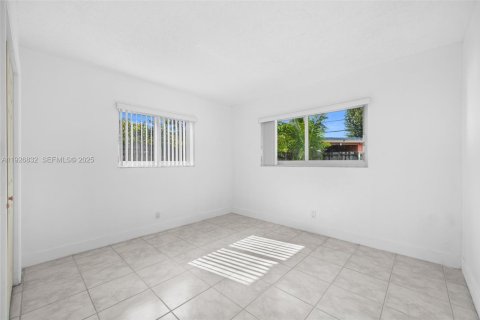 Снять в аренду виллу или дом в Окленд-Парк, Флорида 3 спальни, 139.35м2, № 1985781 - фото 20