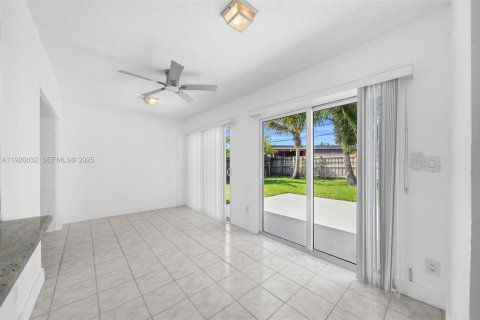 Снять в аренду виллу или дом в Окленд-Парк, Флорида 3 спальни, 139.35м2, № 1985781 - фото 9