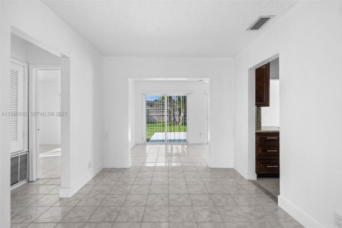 Снять в аренду виллу или дом в Окленд-Парк, Флорида 3 спальни, 139.35м2, № 1985781 - фото 7