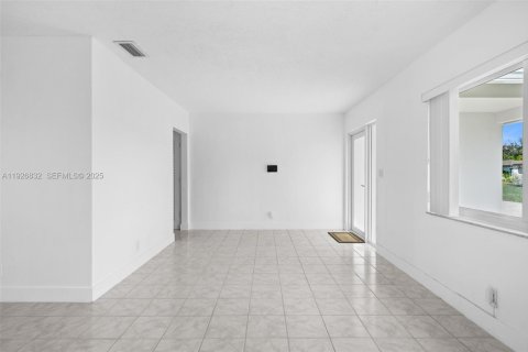 Снять в аренду виллу или дом в Окленд-Парк, Флорида 3 спальни, 139.35м2, № 1985781 - фото 4