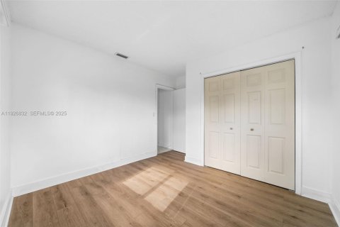 Снять в аренду виллу или дом в Окленд-Парк, Флорида 3 спальни, 139.35м2, № 1985781 - фото 24