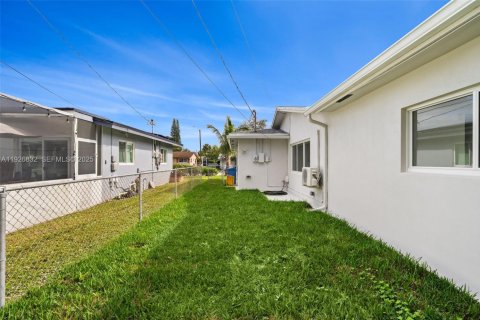 Снять в аренду виллу или дом в Окленд-Парк, Флорида 3 спальни, 139.35м2, № 1985781 - фото 30