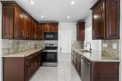 Снять в аренду виллу или дом в Окленд-Парк, Флорида 3 спальни, 139.35м2, № 1985781 - фото 11