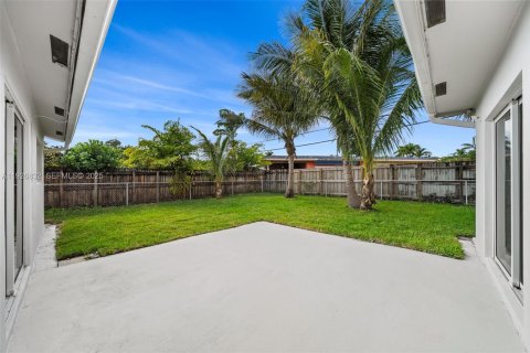 Снять в аренду виллу или дом в Окленд-Парк, Флорида 3 спальни, 139.35м2, № 1985781 - фото 26