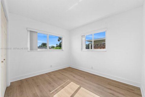 Снять в аренду виллу или дом в Окленд-Парк, Флорида 3 спальни, 139.35м2, № 1985781 - фото 23