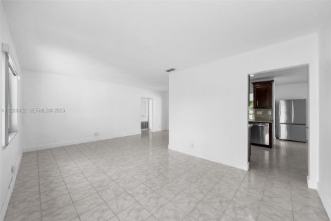 Снять в аренду виллу или дом в Окленд-Парк, Флорида 3 спальни, 139.35м2, № 1985781 - фото 6