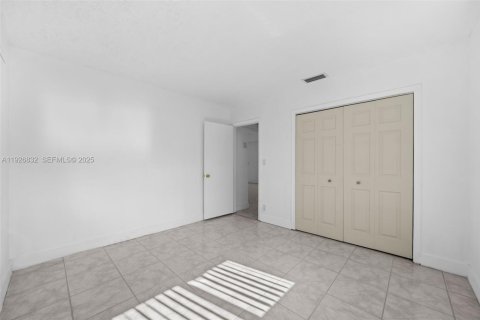 Снять в аренду виллу или дом в Окленд-Парк, Флорида 3 спальни, 139.35м2, № 1985781 - фото 21