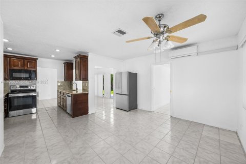 Снять в аренду виллу или дом в Окленд-Парк, Флорида 3 спальни, 139.35м2, № 1985781 - фото 13
