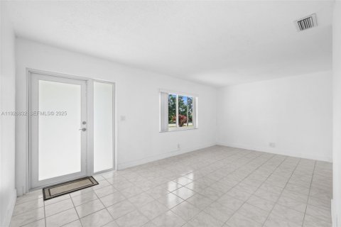 Снять в аренду виллу или дом в Окленд-Парк, Флорида 3 спальни, 139.35м2, № 1985781 - фото 3