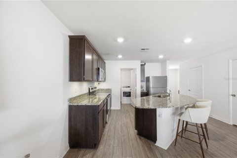 Townhouse in Tavares, Florida 2 bedrooms, 150.13 sq.m. № 2119543 - photo 12