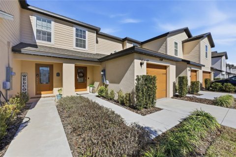 Townhouse in Tavares, Florida 2 bedrooms, 150.13 sq.m. № 2119543 - photo 2