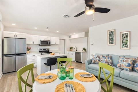Casa en venta en Port Charlotte, Florida, 2 dormitorios, 75.34 m2 № 2384270 - foto 3