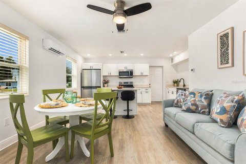 Casa en venta en Port Charlotte, Florida, 2 dormitorios, 75.34 m2 № 2384270 - foto 2