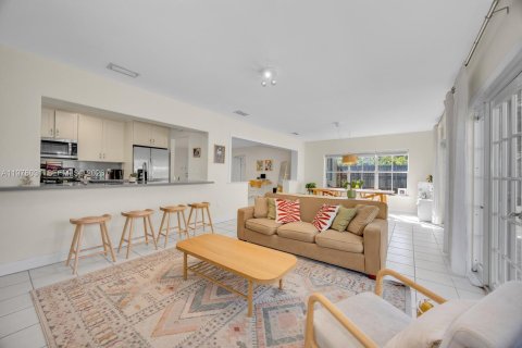 House in Miami, Florida 3 bedrooms, 152.55 sq.m. № 2040468 - photo 23