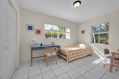 House in Miami, Florida 3 bedrooms, 152.55 sq.m. № 2040468 - photo 11